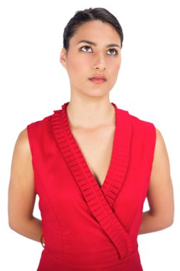 Kırmızı elbise poz içinde düşünceli seksi esmer