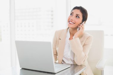 vrolijke zakenvrouw werken met een laptop op de telefoon