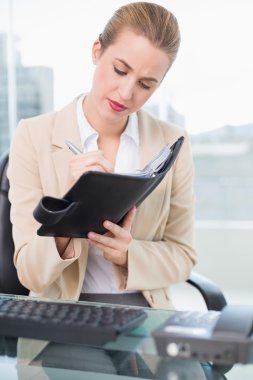 onun gündeminde yazma çekici işkadını odaklı