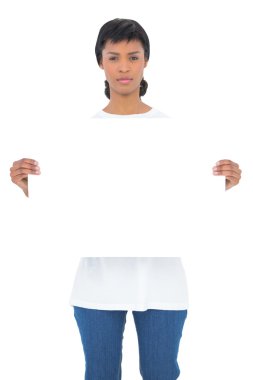 Beyaz bir panel kamera önünde tutan, ciddi, siyah saçlı gönüllü