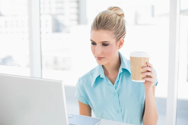 Seriöse, gut gekleidete Geschäftsfrau hält Kaffee — Stockfoto