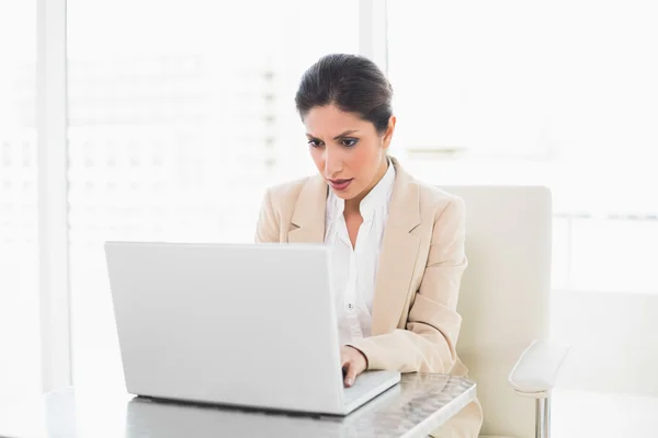 Gerichte zakenvrouw werken op een laptop — Stockfoto