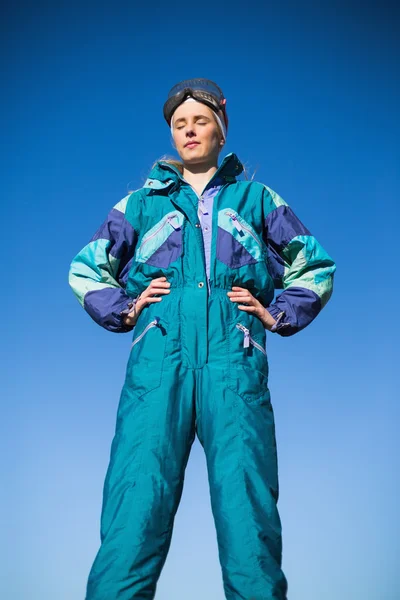 Женщина в лыжном костюме с закрытыми глазами — стоковое фото