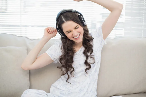 Fröhliche junge Frau tanzt beim Musikhören — Stockfoto