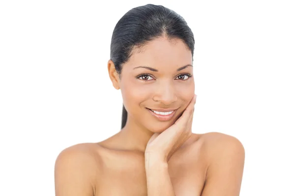 Glimlachend zwarte haired model poseren — Stockfoto