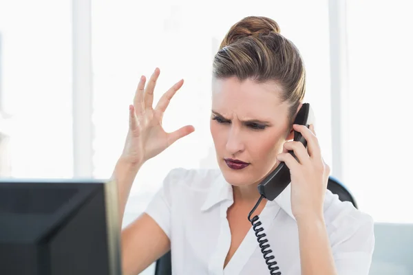 Angry stylish businesswoman on the phone — Stock Photo, Image