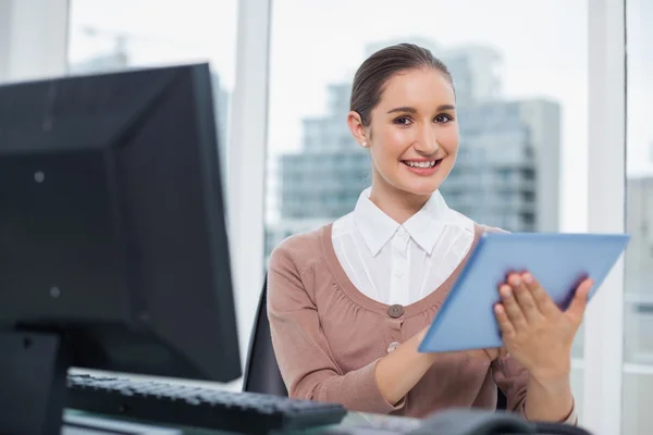 Uśmiechający się piękna kobieta za pomocą jej tabletki — Zdjęcie stockowe