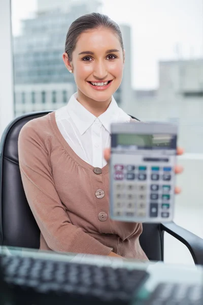 Glada affärskvinna visar hennes miniräknare till kamera — Stockfoto
