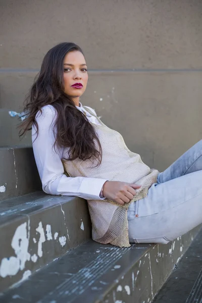 Atractiva morena con labios rojos apoyados en las escaleras — Foto de Stock