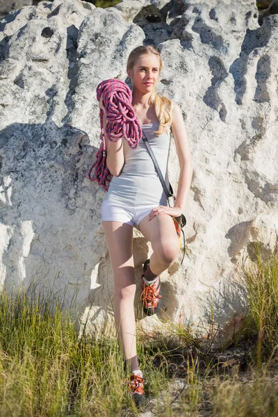 Mujer rubia con equipo de escalada — Foto de Stock