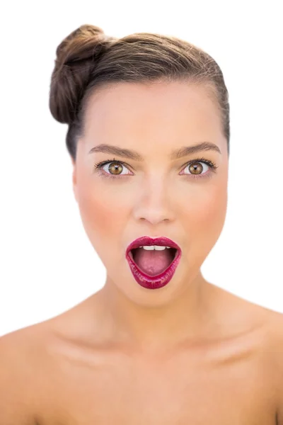 Überraschte Frau mit roten Lippen blickt in Kamera — Stockfoto