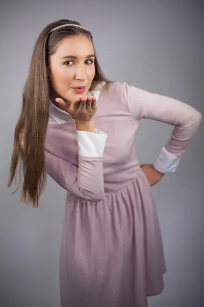 Rilassato graziosa modella con abito rosa sul bacio alla macchina fotografica — Foto Stock