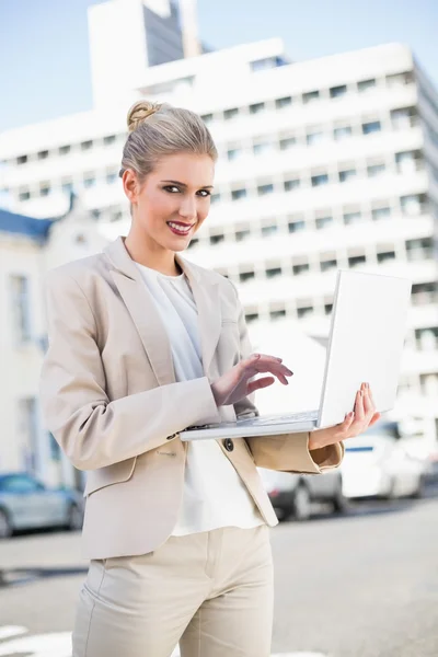 Lachende elegante zakenvrouw die op laptop werkt — Stockfoto
