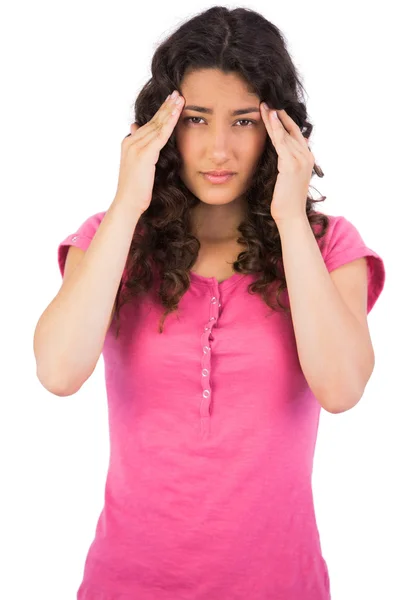 Młoda brunetka cierpi na ból głowy — Zdjęcie stockowe