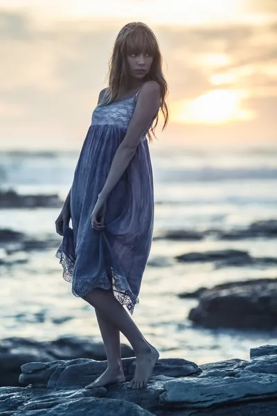Modelo bonito posando em rochas junto ao mar — Fotografia de Stock