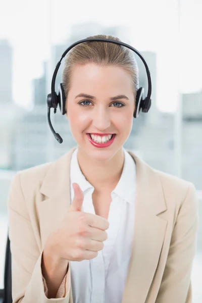 Uśmiechający się ładny call center agent sobie słuchawki daje kciuk w — Zdjęcie stockowe