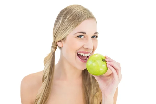 Sonriente joven rubia comiendo una manzana —  Fotos de Stock