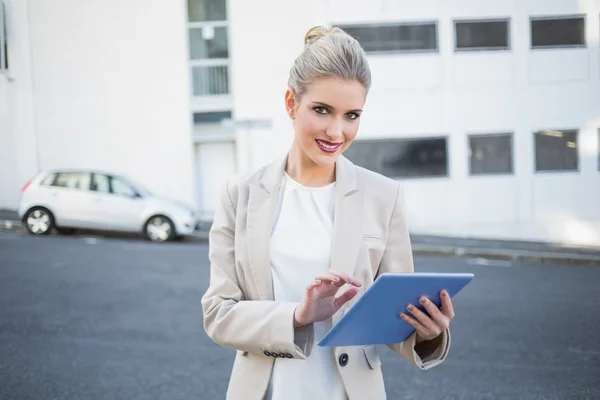 Sorrindo mulher de negócios elegante usando tablet digital — Fotografia de Stock