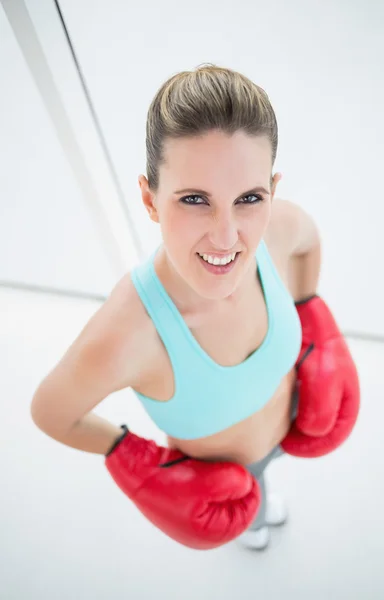 Passen vrouw dragen van bokshandschoenen — Stockfoto