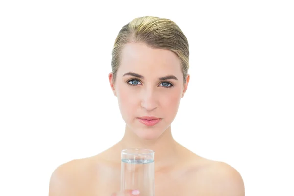 Zufrieden attraktive Blondine hält Glas Wasser — Stockfoto