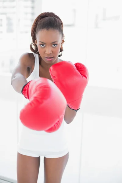 Magro atlético mulher boxe — Fotografia de Stock
