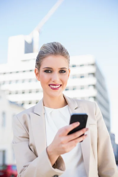 Alegre hermosa mujer de negocios enviando un mensaje de texto —  Fotos de Stock