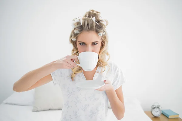 Mooie blonde haren krulspelden drinken koffie dragen — Stockfoto