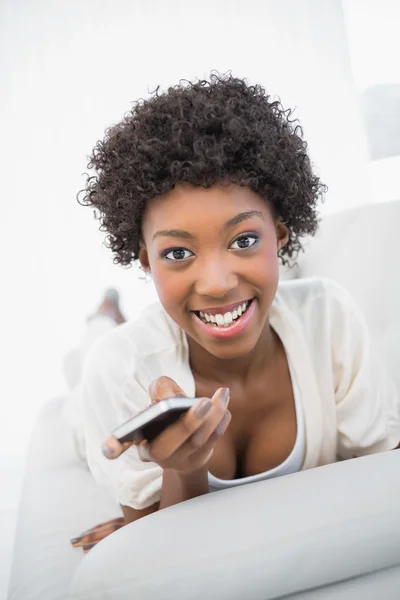 Sonriente hermosa morena celebración de teléfono inteligente —  Fotos de Stock