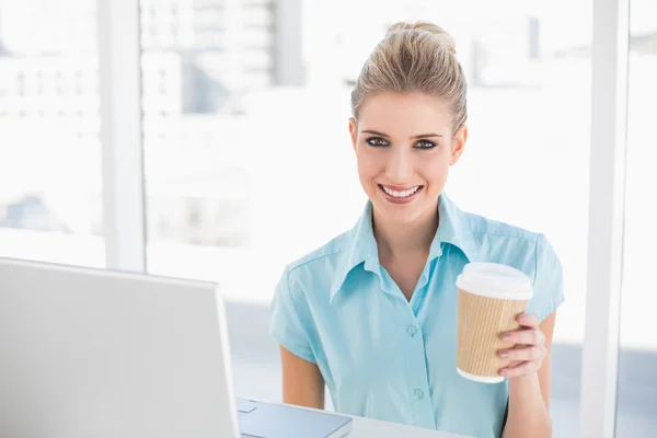 Glücklich gekleidete Geschäftsfrau hält Kaffee — Stockfoto