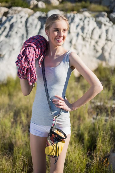 Tırmanma ekipman tutan gülümseyen kadın — Stok fotoğraf