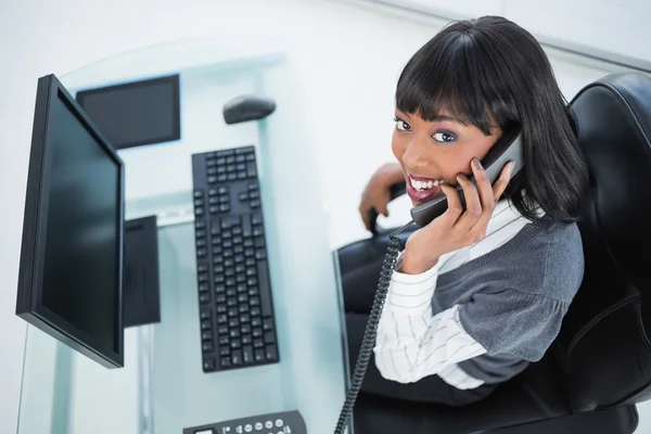 Vista ad alto angolo di sorridere bella donna d'affari al telefono — Foto Stock