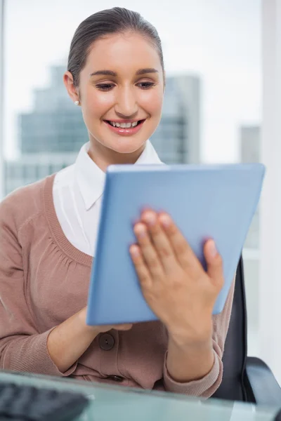 Счастливая красивая деловая женщина прокручивая на планшете — стоковое фото
