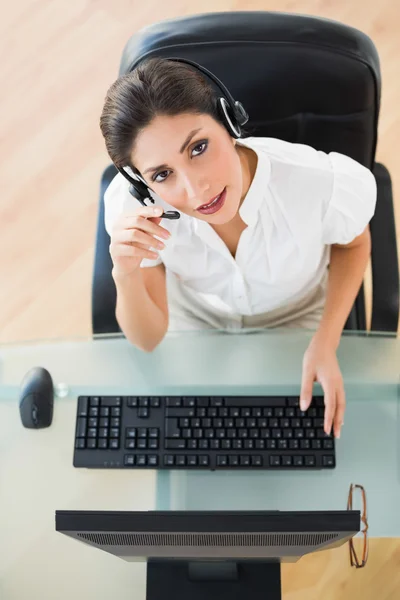 Ernstige call center agent kijken camera terwijl hij op een oproep — Stockfoto