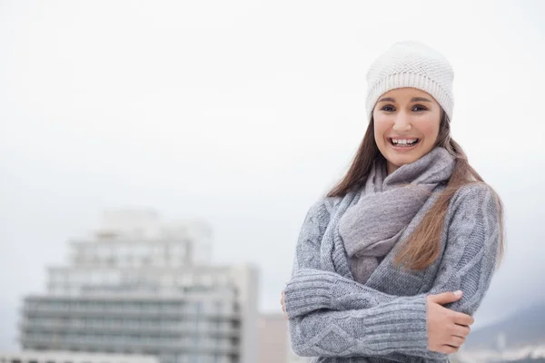 Zimny ładny brunette z zimowych ubrań na pozowanie — Zdjęcie stockowe