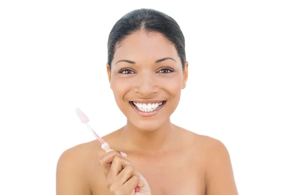 Neşeli siyah saçlı model holding diş fırçası — Stok fotoğraf