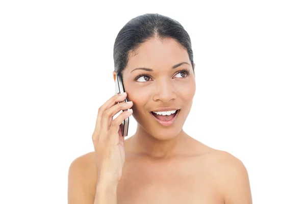 Vrolijke zwarte haired model op de telefoon — Stockfoto