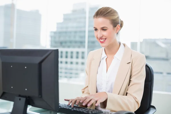 Lachende mooie zakenvrouw werken op de computer — Stockfoto