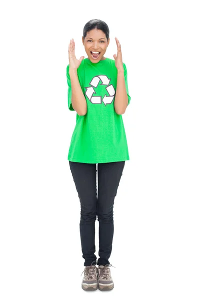 Gridare modello dai capelli neri indossando tshirt di riciclaggio — Foto Stock