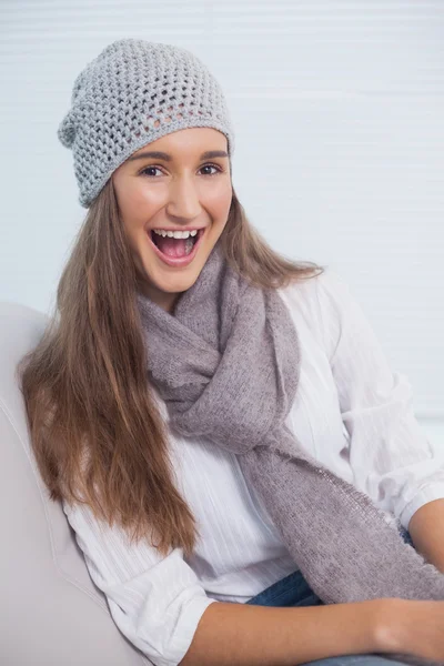 Uśmiechający się atrakcyjny brunetka z zimowych kapelusz na pozowanie — Zdjęcie stockowe
