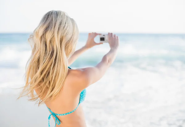 Bakifrån av attraktiv blond i bikini ta en egen bild — Stockfoto