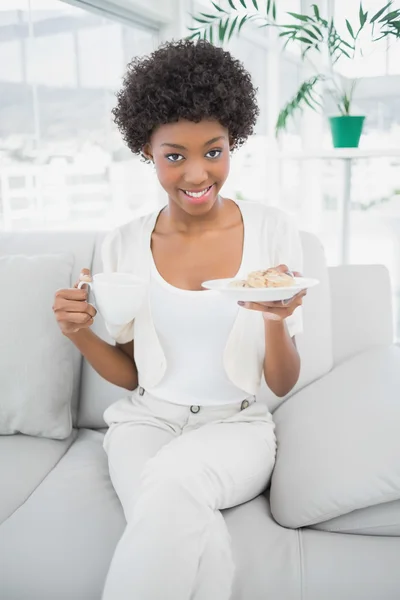 Smiling brunette having breakfast — Stock Photo, Image