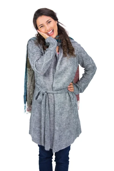 Šťastný bruneta zimní oblečení pózuje — Stock fotografie
