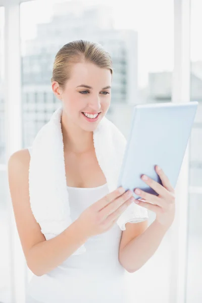 Sonriente mujer deportiva sosteniendo la tableta pc —  Fotos de Stock