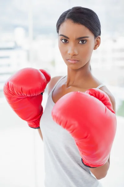 Konkurenční vážné model nosí červené Boxerské rukavice — Stock fotografie