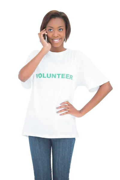 Veselá hezká dobrovolník s telefonní hovor — Stock fotografie
