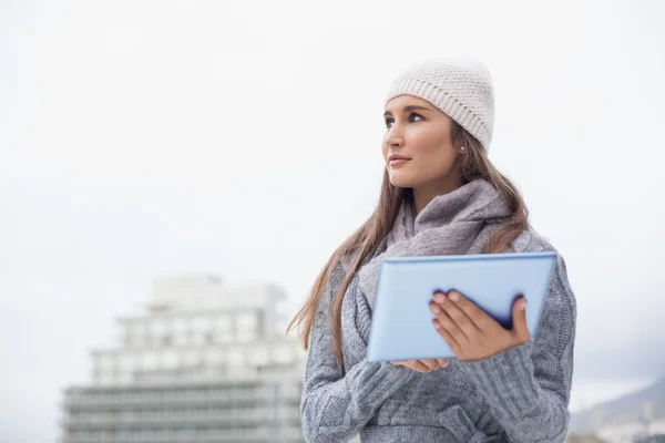 冬季衣服上使用她的平板电脑的忧郁女人 — 图库照片