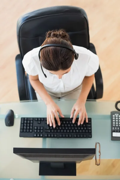 Call center agent typing while on a call — Stock Photo, Image
