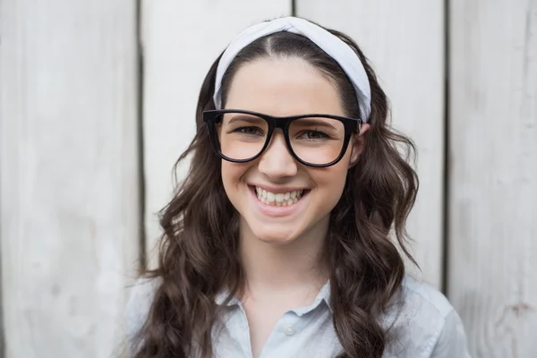 Mujer alegre de moda con gafas elegantes posando —  Fotos de Stock