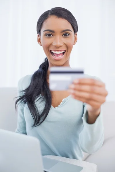 Usmívající se krásná žena pomocí její laptop koupit on-line — Stock fotografie