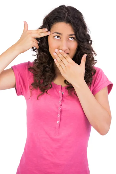 Marrone dai capelli donna posa fare pistola gesto — Foto Stock